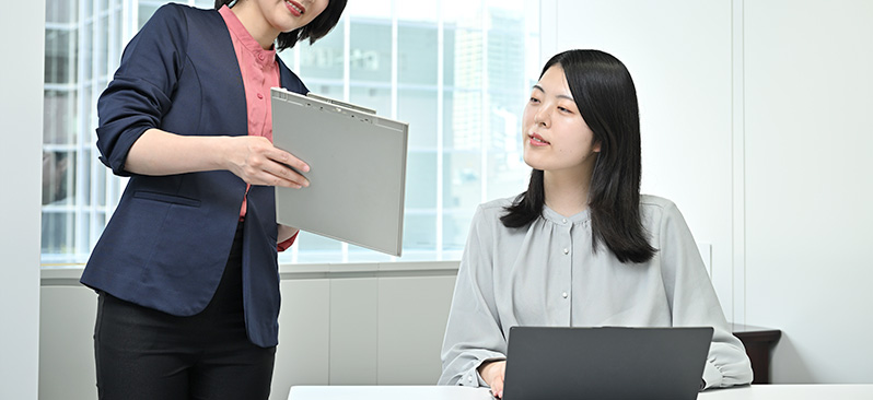 資料を確認するM.Kさん