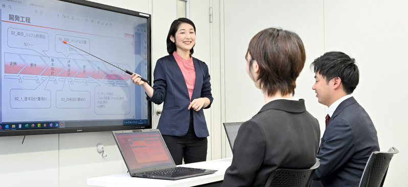 モニターを使って説明をするM.Tさん