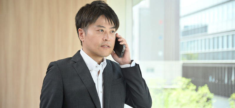携帯で電話に出ているM.Kさん