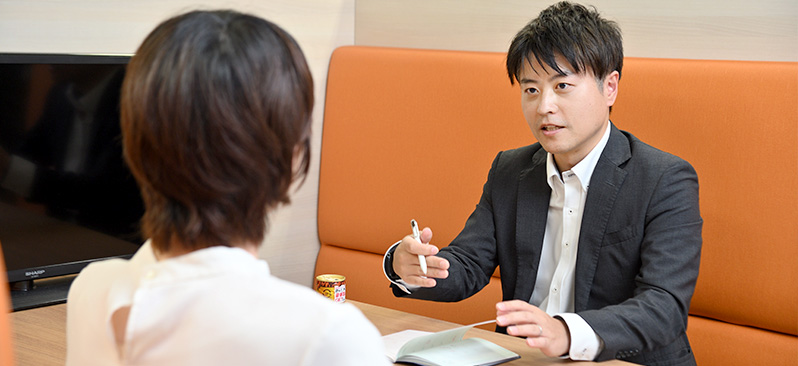 打ち合わせ中のM.Kさん